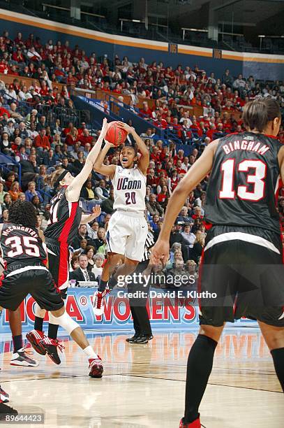 Final Four: UConn Renee Montgomery in action, shot vs Louisville. St. Louis, MO 4/7/2009 CREDIT: David E. Klutho