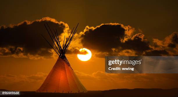 erste nation-tipi und herbst sonnenuntergang - wigwam stock-fotos und bilder