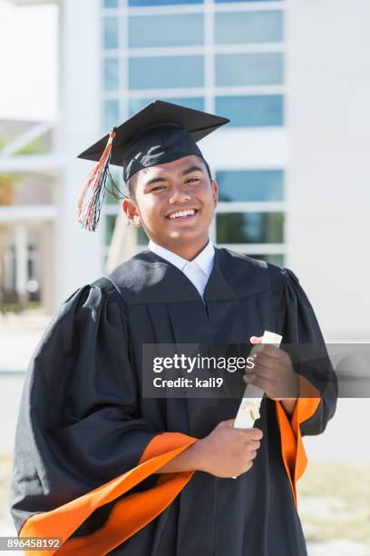 jonge man zijn afstuderen aan de middelbare school of universiteit - graduates stockfoto's en -beelden