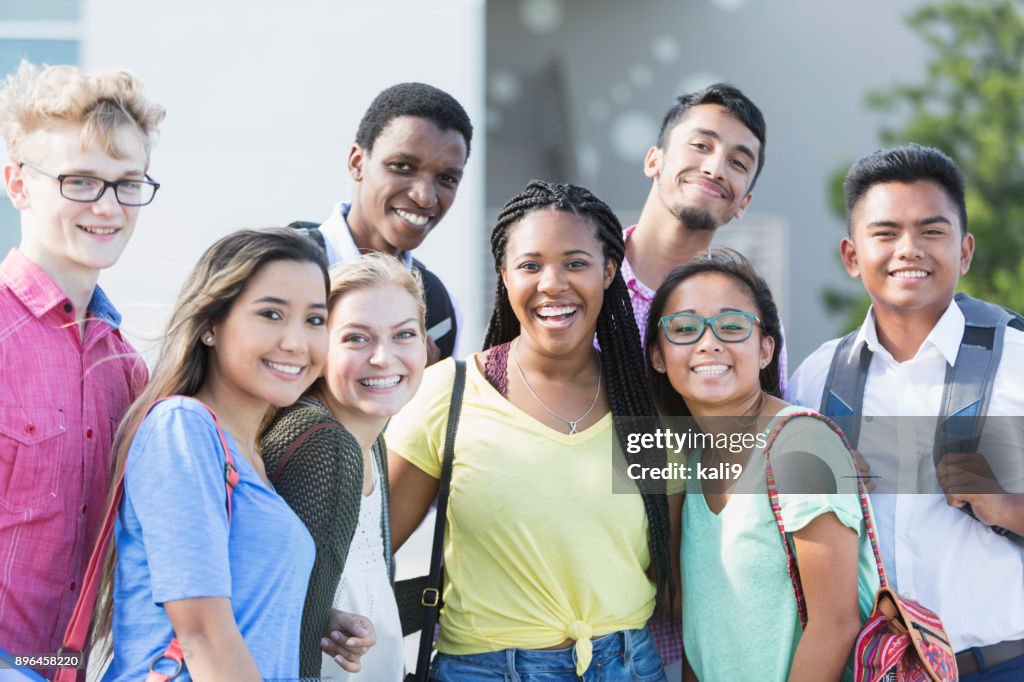 Gruppo multietnico di adolescenti a scuola, all'aperto