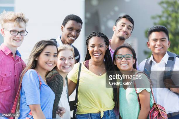 gruppo multietnico di adolescenti a scuola, all'aperto - gruppo di studenti campus foto e immagini stock