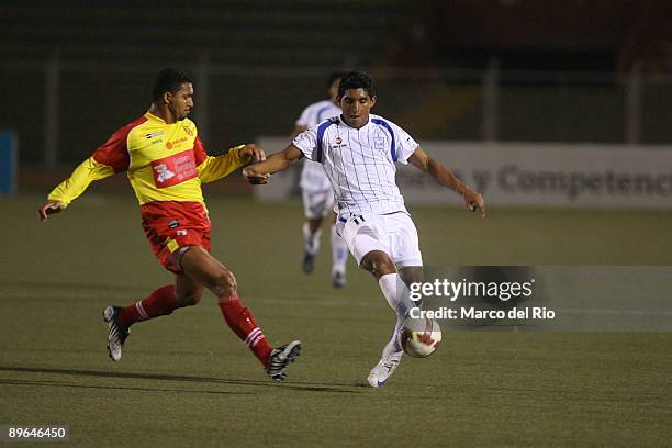 Saulo Aponte of Peru's Alianza Atletico vies for the ball with a Venezuela's Deportivo Anzuategui player during their match for the Copa Nissan...
