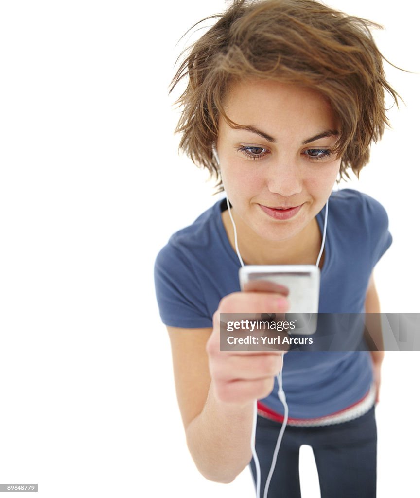 Donna che ascolta il lettore mp3