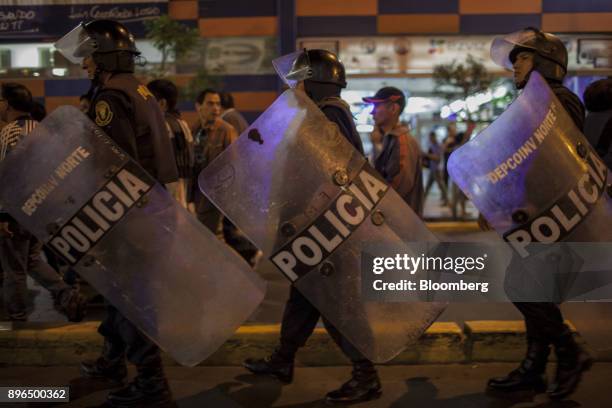 Peruvian Riot Armor 1,263 Pedro Gutierrez Stock Photos, High-Res Pictures, and Images ...