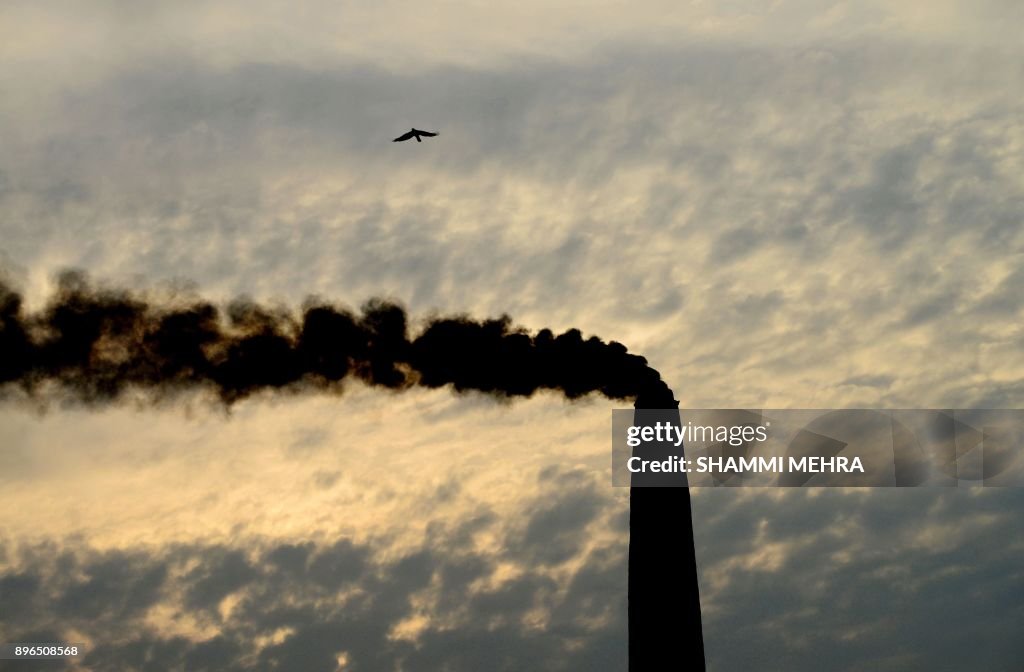 TOPSHOT-INDIA-POLLUTION-ECONOMY