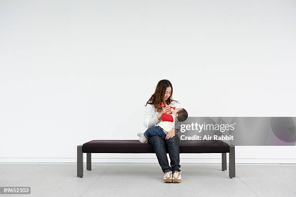 young japanese mother and baby trust, - mum sitting down with baby stockfoto's en -beelden