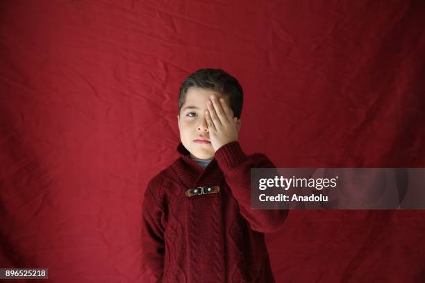 Moral support for Syrian baby Karim by children , Foto di attualità