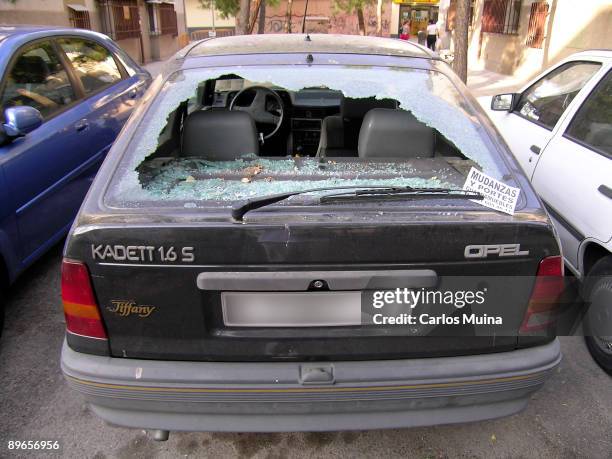 Broken window of automovil by presumed delinquents in Madrid.