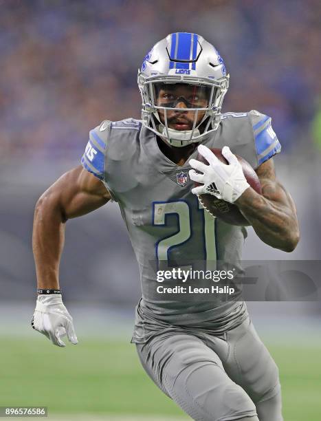 Ameer Abdullah of the Detroit Lions runs for a first down during the fourth quarter of the game against the Chicago Bears at Ford Field on December...