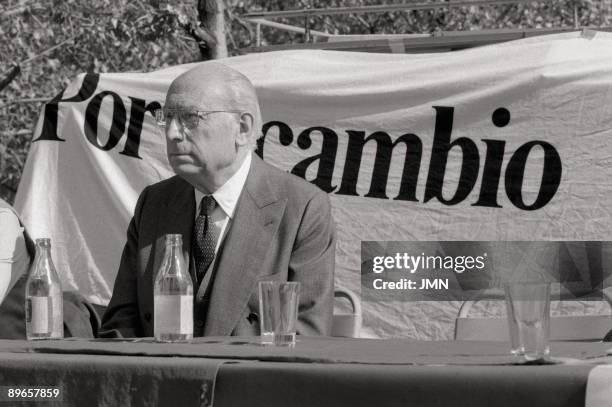S meeting in Aluche . Enrique Tierno Galvan, mayor of Madrid, in a meeting of the PSOE«s electoral campaign of 1982.