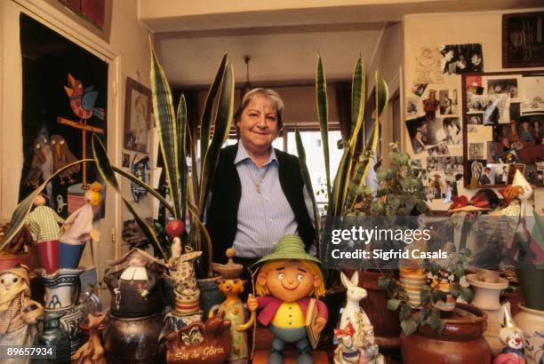 Gloria Fuertes, writer In her house, surrounded of dolls and plants