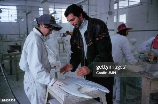 School of the marble A professor explains to a student like to carve the stone in the school of the marble of professional formation