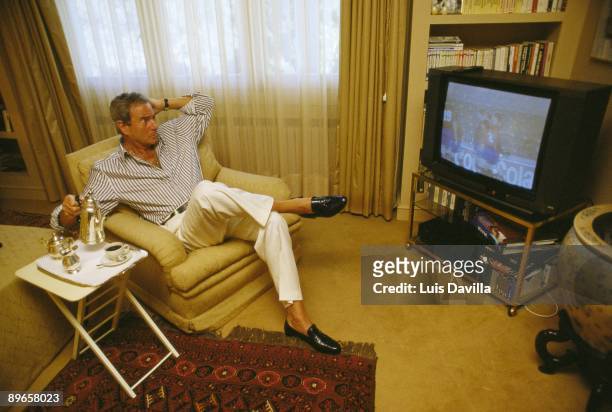 Arturo Fernandez, actor In the living room of its house looking at a football game in television