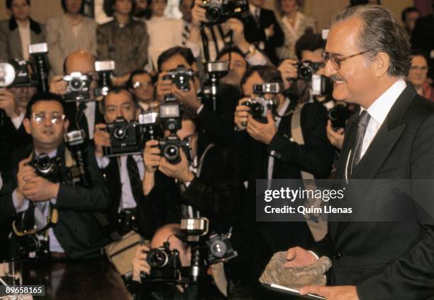 Delivery of the Cervantes Award to Carlos Fuentes The writer Carlos Fuentes poses with the Cervantes Award for the media