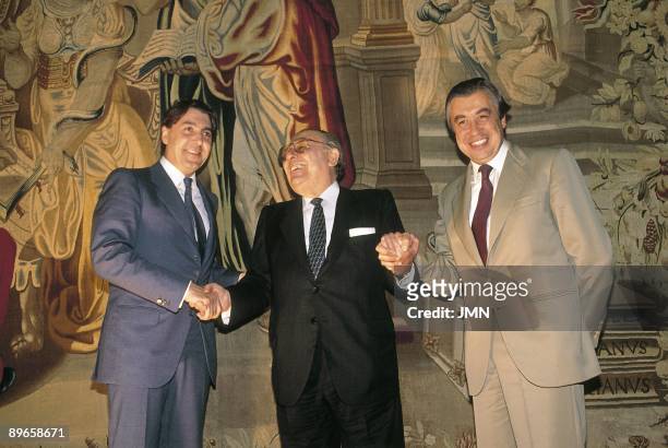 Alberto Alcocer, Alberto Cortina y Alfonso Escamez, financiers The 'Albertos' shake hands with Alfonso Escamez, president of the Central Bank