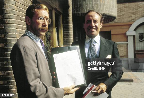 Jose Maria Ruiz Mateos next to his lawyer The manager showing his release letter