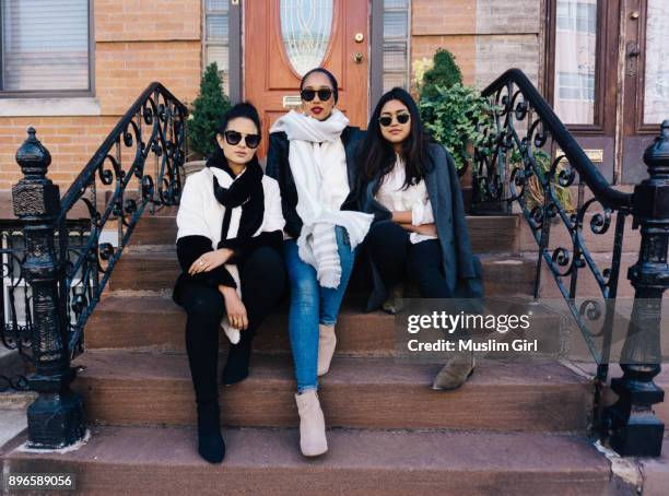 #muslimgirls sitting on a stoop - muslimgirlcollection ストックフォトと画像