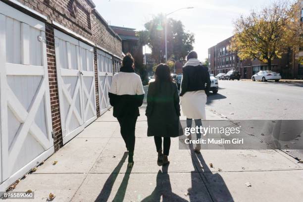 #muslimgirls walking away - muslimgirlcollection ストックフォトと画像