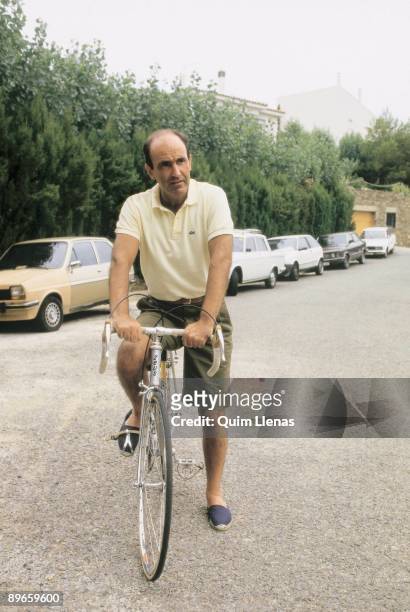 Miquel Roca, CiU politician Roca riding a bycicle