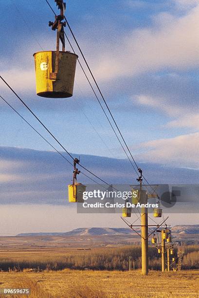 cable car of the cerrato valley view of the cable car loaded with sand of the cerrato valley. palencia province - palencia province stock-fotos und bilder