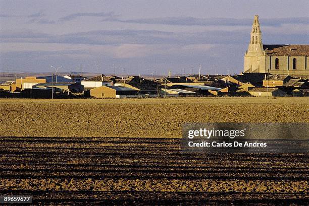 amusco panoramic view of the amusco town, palencia province - palencia province stock-fotos und bilder