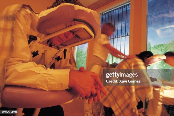 People in a clinic of massages People give massages of 1000 pesetas to patient in a clinic of Barcelona