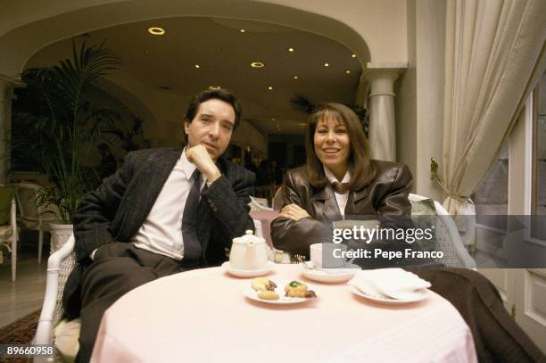 Inaki Gabilondo sat down next to his wife Lola Carretero, in a cafe