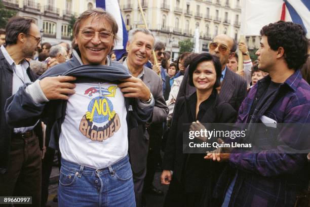 The dancer Antonio Gades in a support demonstration to Cuba Showing a T-shirt against the blockade to Cuba