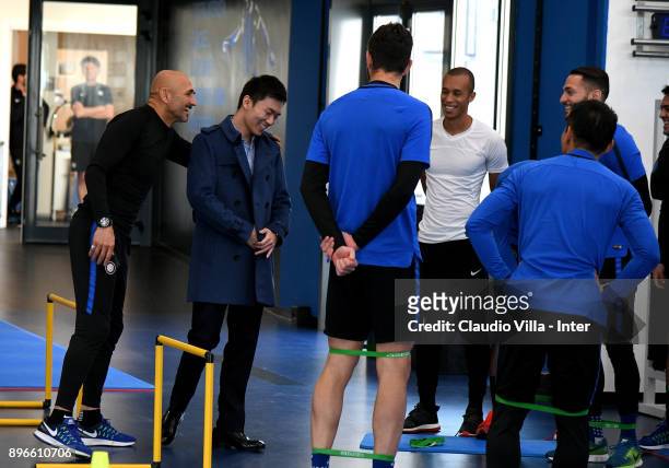 Internazionale Milano board member Steven Zhang Kangyang and Head coach FC Internazionale Luciano Spalletti chat during the FC Internazionale...