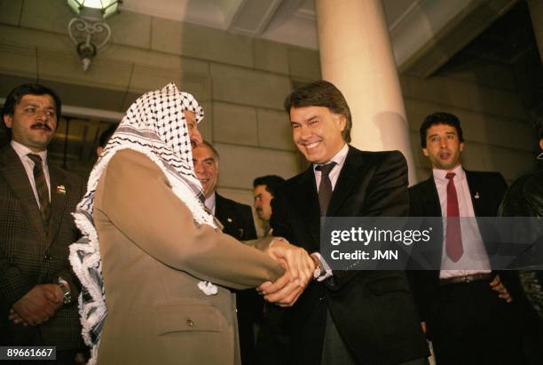 Felipe Gonzalez and Yasser Arafat in La Moncloa The president of the Government and the PLO leader shaking hands