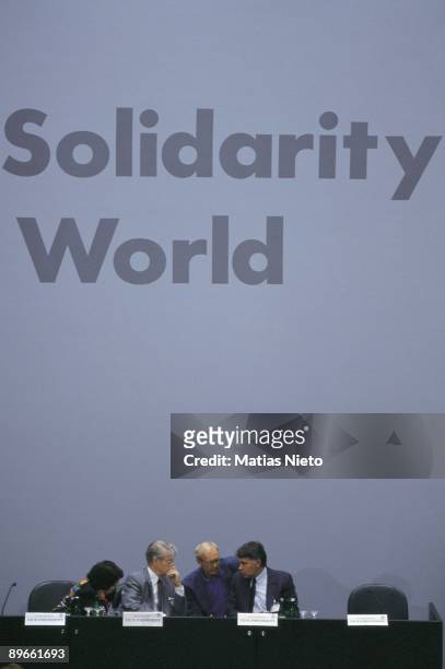 Socialist International meeting in Berlin Felipe Gonzalez, president of Spain, and Ingwar Carlsson, Swedish first minister, talk with two other...