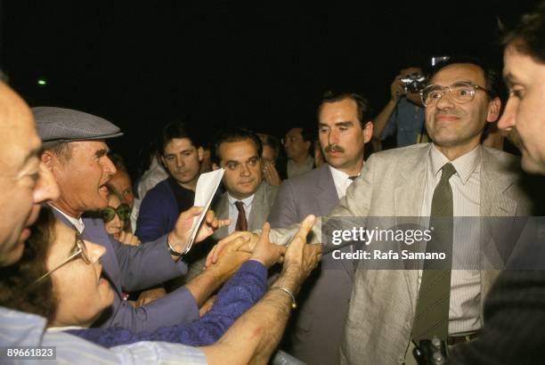 Alfonso Guerra in a PSOE meeting The vicepresident of the Government greeting the sympathizers