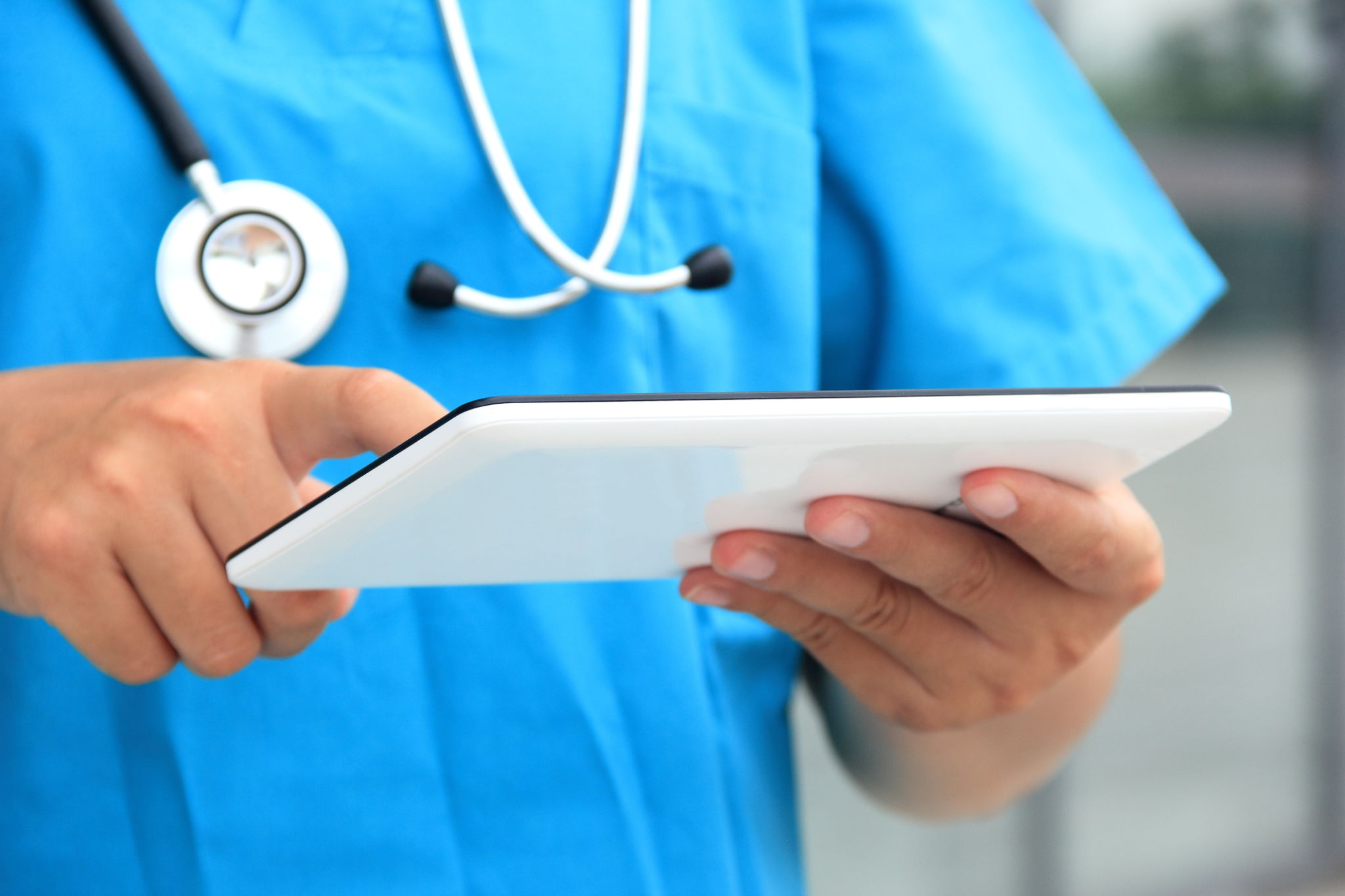 Feminino médico usando um tablet Feminino médico usando um tablet