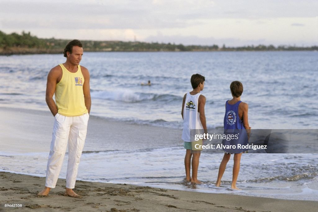 Julio Iglesias next to his sons Enrique and Julio Jose in Hawai In News  Photo - Getty Images