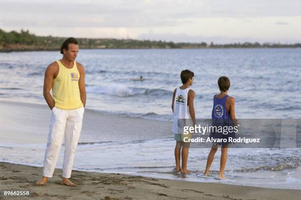 Julio Iglesias next to his sons Enrique and Julio Jose in Hawai In