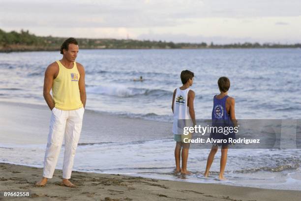 Julio Iglesias next to his sons Enrique and Julio Jose in Hawai In