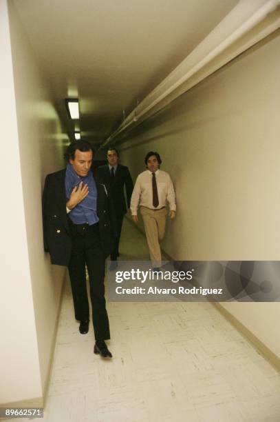 Julio Iglesias after a concert The singer with a towel over his breast with Toncho Navas and Alfredo Fraile in a corridor