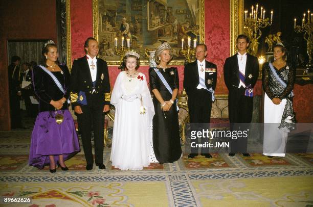 The Kings and Queens of Spain and England in the Royal Palace From left to right: Elena de Borbon, King Juan Carlos I, Queen Elisabeth II of England,...
