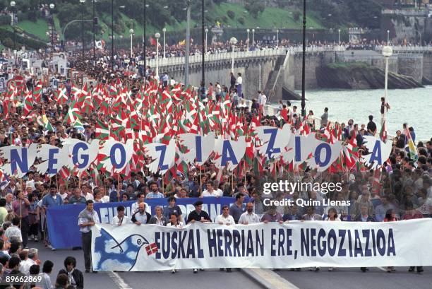 Demonstration in San Sebastian General view of Herri Batasuna´s demonstration for the negotiation between ETA and the Government. San Sebastian