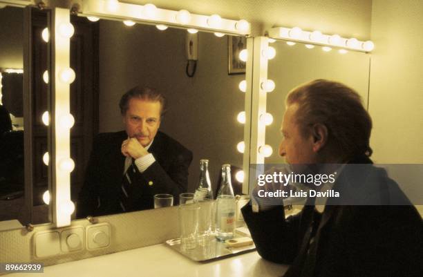 Alfredo Kraus in the changing rooms of La Zarzuela Theatre