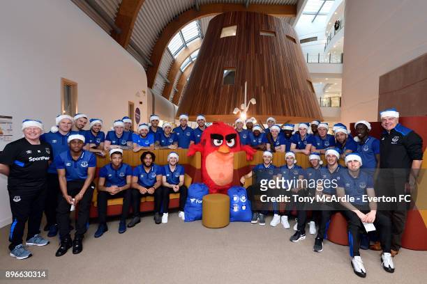 Everton F.C. Players pose during their Christmas visit to Alder Hey Children's Hospital on December 21, 2017 in Liverpool, England.