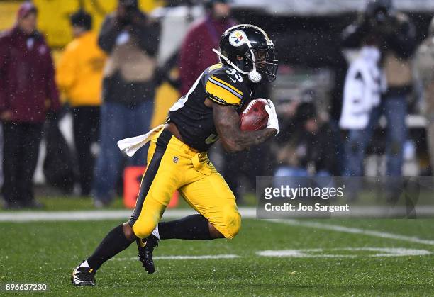 Fitzgerald Toussaint of the Pittsburgh Steelers in action during the game against the New England Patriots at Heinz Field on December 17, 2017 in...