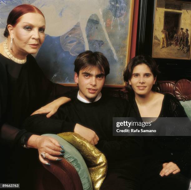 Sara Montiel next to her children Thais and Zeus