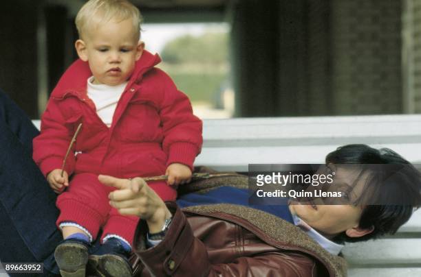 Pilar Miro next to her son Gonzalo Pilar Miro lain down in a bench, with her son on her