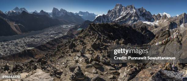 panoramic view from gokyo ri, himalaya mountain, everest region, nepal - kangtega foto e immagini stock
