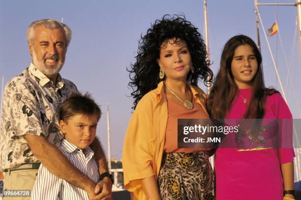 Sara Montiel next to her family Form left to right: Pepe Tous, Zeus, Sara Montiel and Thais