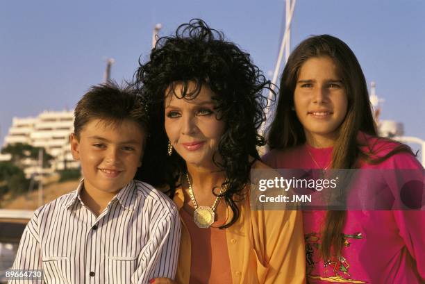 Sara Montiel next to her children From left to right: Zeus, Sara Montiel and Thais