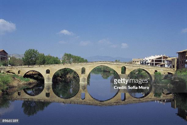 the way of saint james. puente la reina. navarra panoramic view of the romanesque bridge, one of the most famous of ´the way of saint james´ - la reina sofia stock pictures, royalty-free photos & images