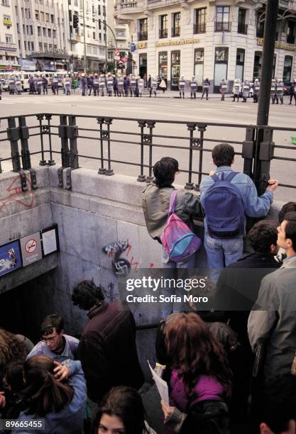 Students´ manifestation for the ascent of rates in the University A group of students is in the entrance stairways to the meter while the national...