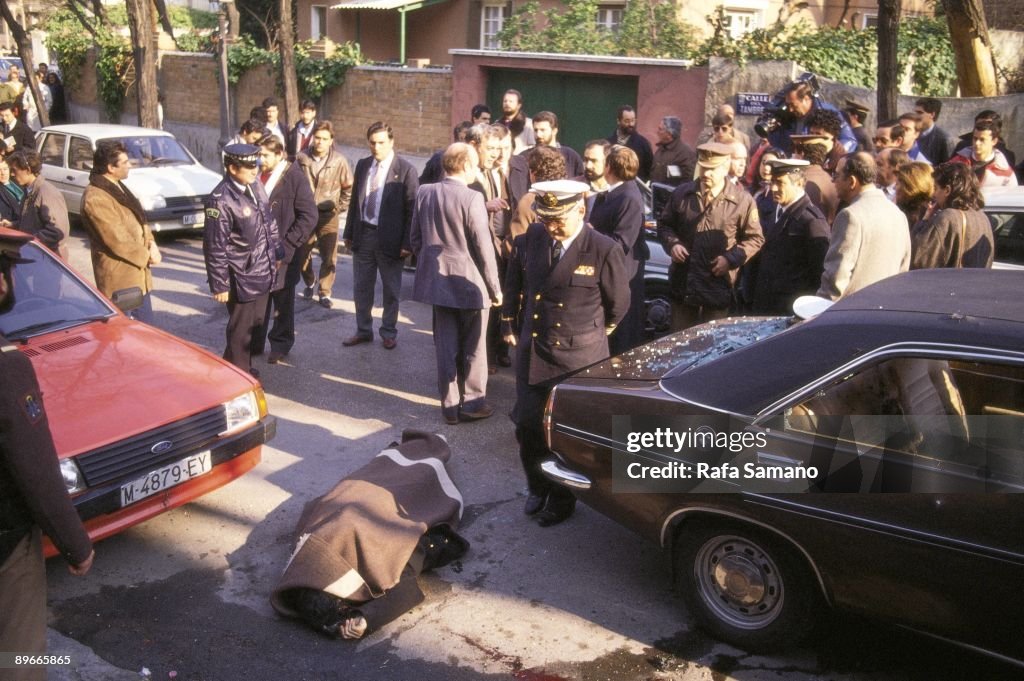 ETA attack against the subadmiral Cristobal Colon de Carvajal Officers and policemen around the corpse of the subadmiral, assassinated by ETA in Madrid